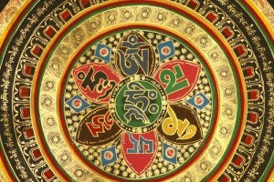 Nel mandala sillabico di questo mantra è ben visibile la settima sillaba Hri al centro.