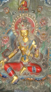Bodhisattva femminile, nella caratteristica posa dei bodhisattva, seduta con una gamba ripiegata sotto le anche e una che poggia a terra.
